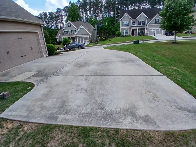 681d27d0aaab1_127457230 A driveway with no one in it is shown.